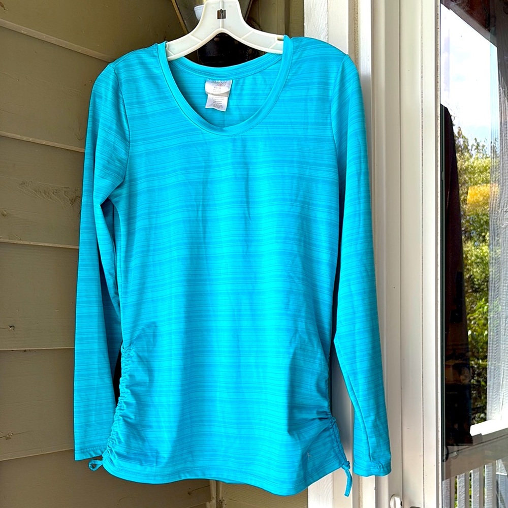 Danskin Now Turquoise Top. Made in Kenya. Very nice material. Sz M. 8-10 🌊🏄☀️